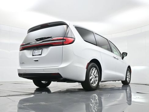 New 2026 Chrysler Pacifica Select image 40