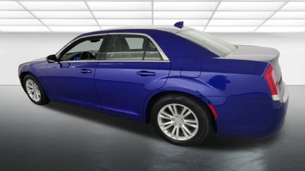 Used 2018 Chrysler 300 Touring L RWD image 5