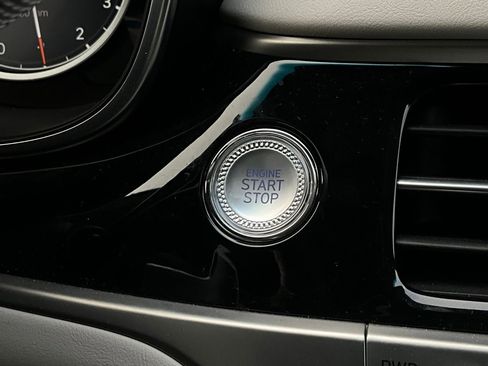 Used 2025 Genesis G70 2.5T image 29