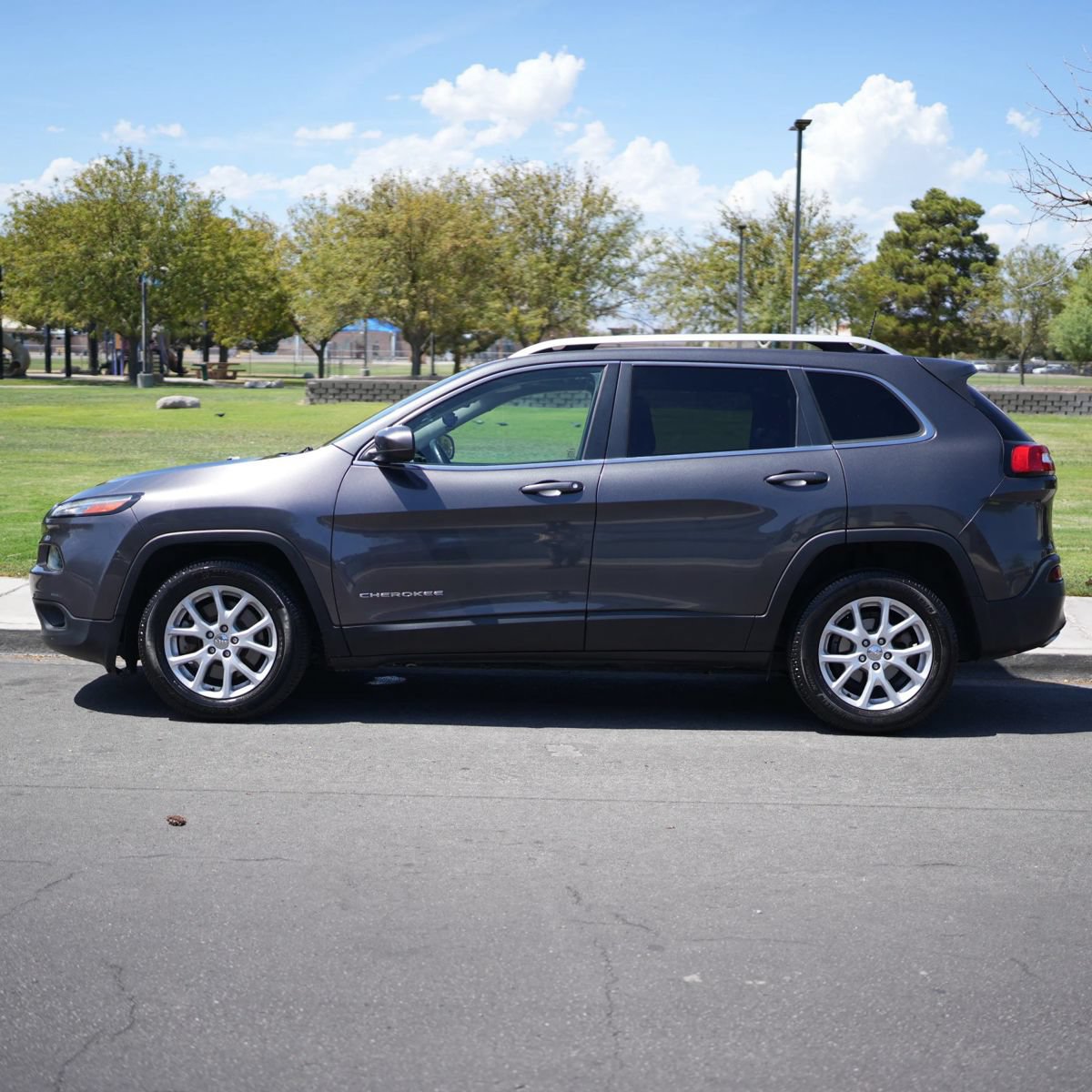 Used 2016 Jeep Cherokee Latitude w/ Comfort & Sound Group FWD image 3