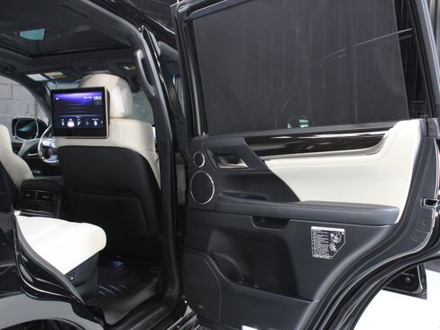 Used 2019 Lexus LX 570 4WD w/ Inspiration Series image 40