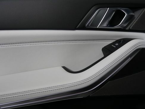 Used 2025 BMW X5 xDrive50e w/ Premium Package image 13