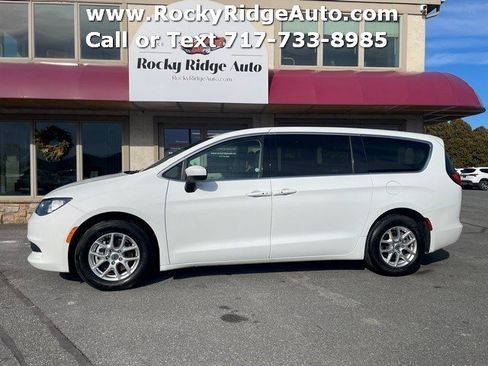 Used 2023 Chrysler Voyager LX image 4