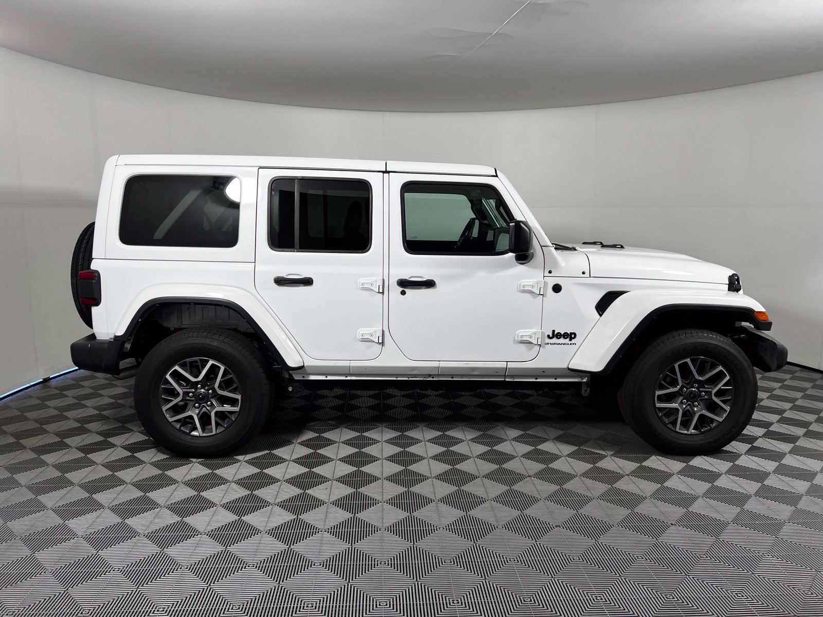 Used 2025 Jeep Wrangler Unlimited Sahara AWD/4WD image 4