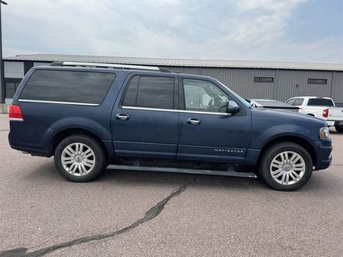 Used 2015 Lincoln Navigator L 4WD image 3