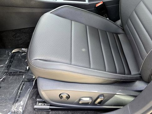 Used 2024 Volkswagen Jetta SE w/ Panoramic Sunroof Package image 32