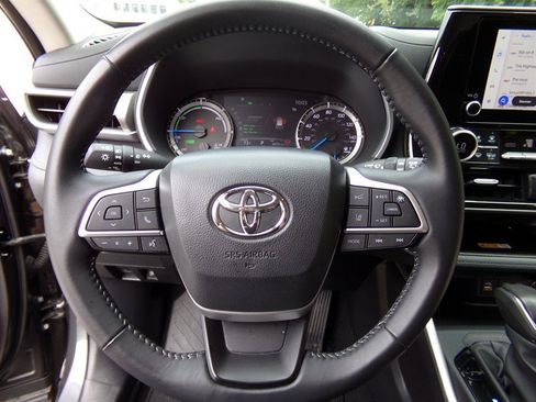 Used 2025 Toyota Highlander XLE AWD/4WD image 36