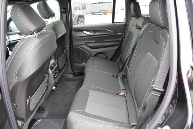 New 2025 Jeep Grand Cherokee Laredo X w/ Luxury Tech Group I AWD/4WD image 11