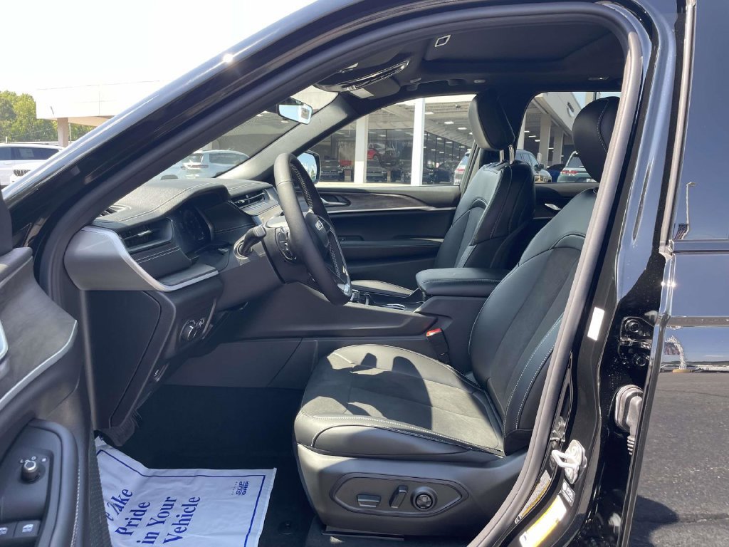 New 2027 Jeep Grand Cherokee Altitude RWD image 25