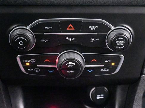 Used 2018 Dodge Charger R/T w/ Blacktop Package image 32