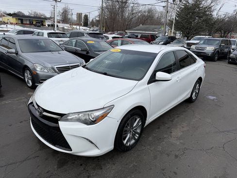 Used 2016 Toyota Camry SE image 2