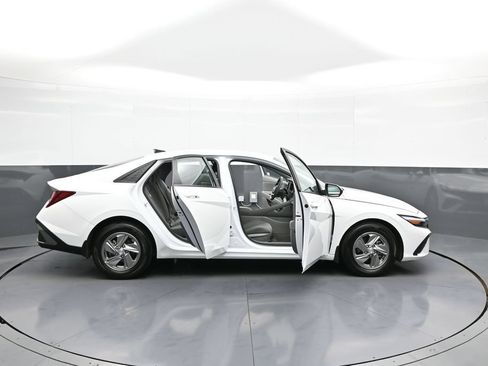 Used 2025 Hyundai Elantra SE FWD image 41