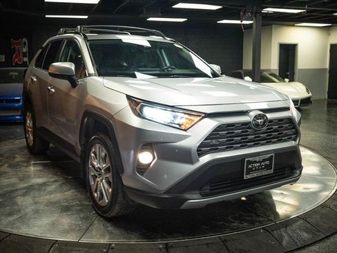 Used 2019 Toyota RAV4 Limited w/ Carpet Mat Package FWD image 5