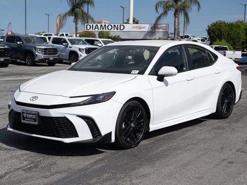 Used 2025 Toyota Camry SE FWD image 9