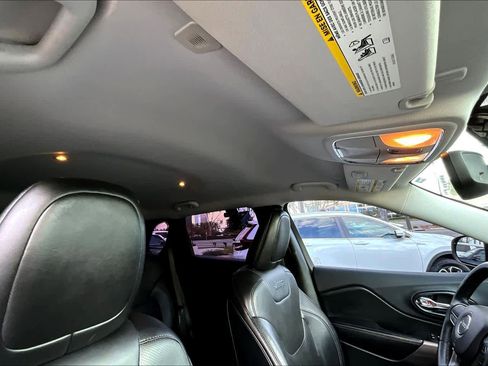 Used 2019 Jeep Cherokee Limited image 13