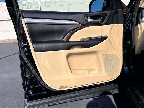 Used 2017 Toyota Highlander XLE image 25