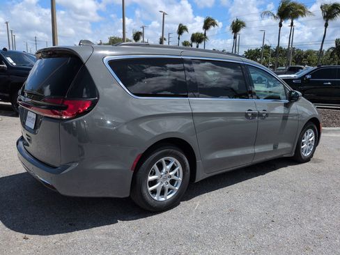 Used 2022 Chrysler Pacifica Touring-L FWD image 5