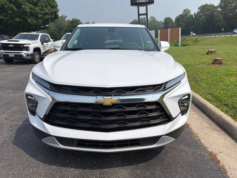 Used 2025 Chevrolet Blazer LT FWD image 2