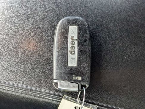 Used 2018 Jeep Grand Cherokee Laredo AWD/4WD image 30
