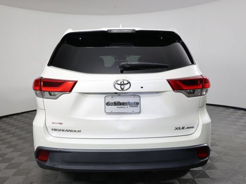 Used 2019 Toyota Highlander XLE w/ Carpet Mat Package (TMS) AWD/4WD image 3
