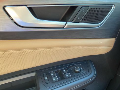 Certified 2024 Volkswagen Atlas Cross Sport SE w/ Panoramic Sunroof Package AWD/4WD image 16