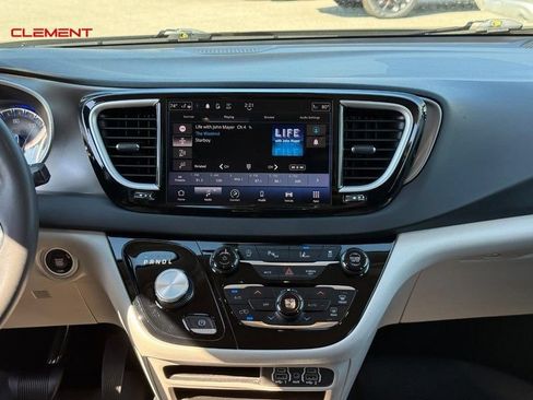 Used 2023 Chrysler Pacifica Touring-L FWD image 17