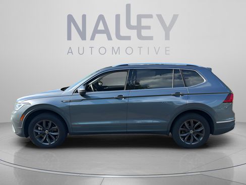 Used 2023 Volkswagen Tiguan SE w/ Panoramic Sunroof Package FWD image 2
