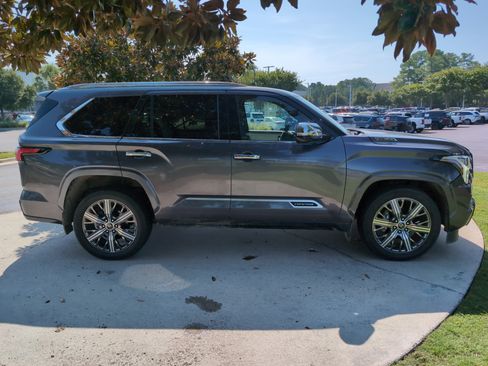 Used 2023 Toyota Sequoia Capstone AWD/4WD image 11