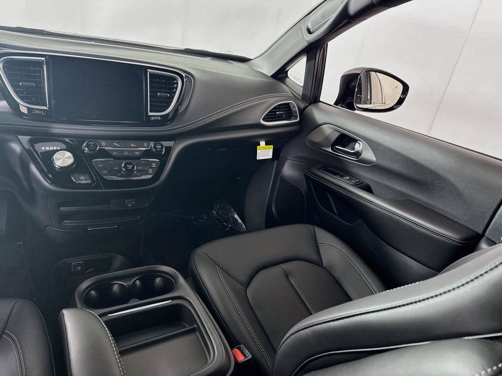 New 2027 Chrysler Pacifica Select AWD/4WD image 15