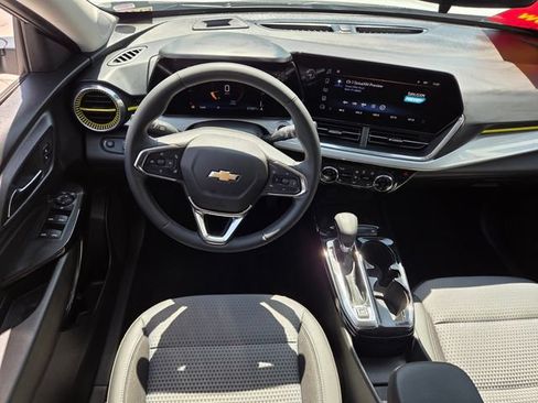 Certified 2024 Chevrolet Trax LT w/ Sunroof Package FWD image 12