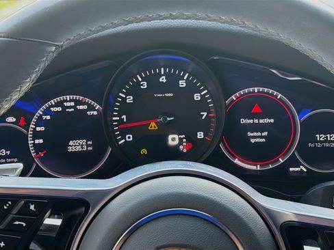 Used 2023 Porsche Cayenne Platinum Edition image 11