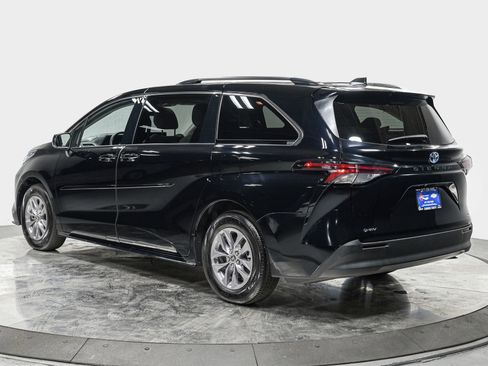 Used 2025 Toyota Sienna LE w/ LE Plus Package image 4