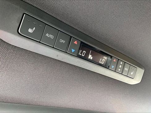 Used 2025 Toyota Sienna Platinum image 33