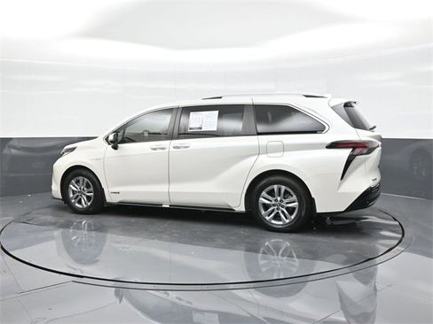 Used 2021 Toyota Sienna Limited image 5