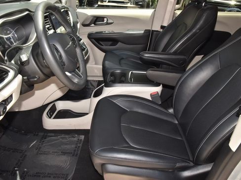 Used 2024 Chrysler Pacifica Touring-L FWD image 13