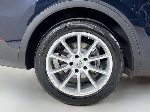 Used 2022 Porsche Cayenne Coupe w/ Premium Package image 40