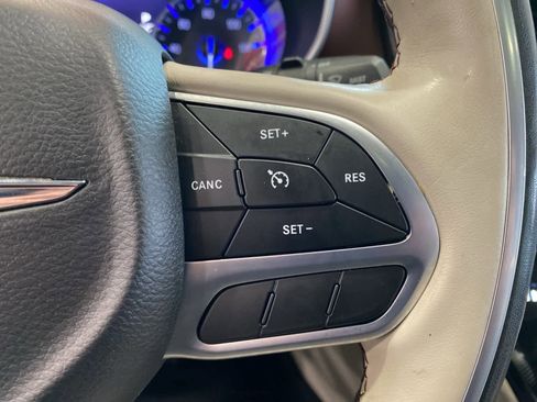 Used 2020 Chrysler Pacifica Limited image 23