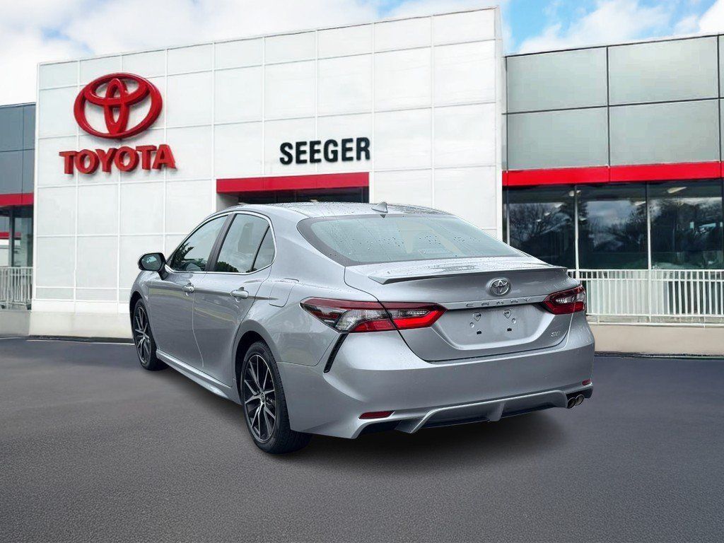 Used 2022 Toyota Camry SE w/ Cold Weather Package FWD image 7