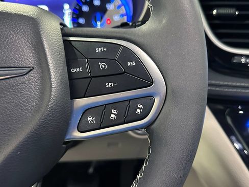 Used 2022 Chrysler Pacifica Touring-L FWD image 46