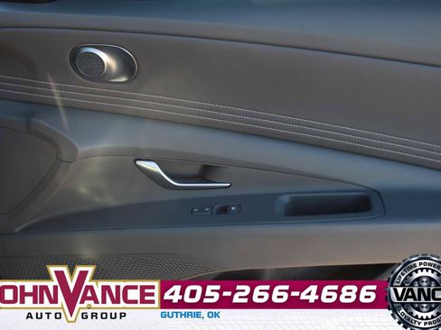 Used 2025 Hyundai Elantra SEL image 12