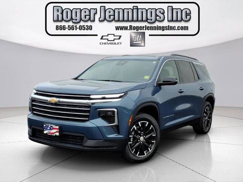 Used 2025 Chevrolet Traverse LT w/ Sun and Wheel Package image 1