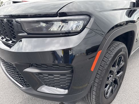 Used 2025 Jeep Grand Cherokee Altitude AWD/4WD image 18