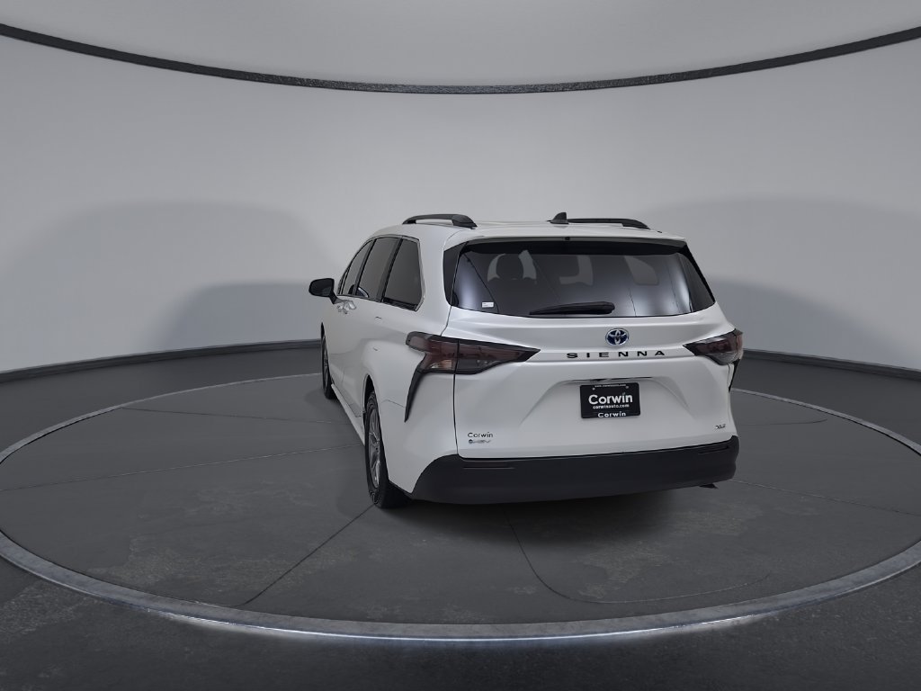 Used 2025 Toyota Sienna XLE FWD image 14