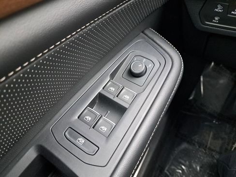 Used 2024 Volkswagen Atlas SE image 33