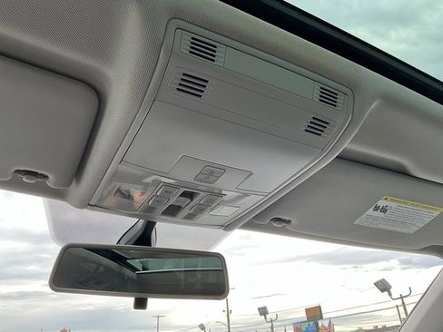 Used 2019 Volkswagen Tiguan SE image 16