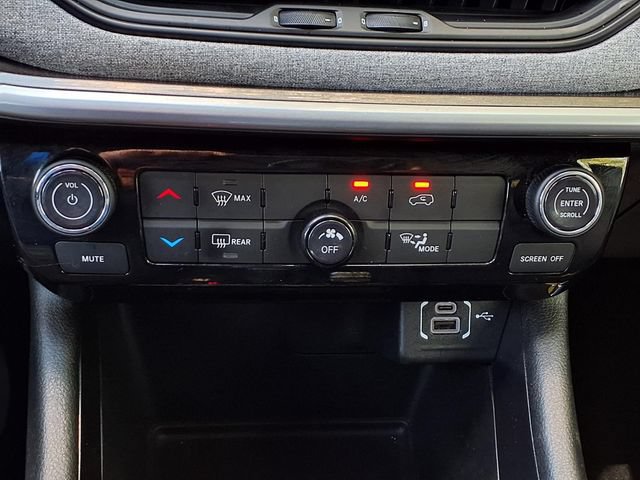 Used 2025 Jeep Compass Latitude AWD/4WD image 16