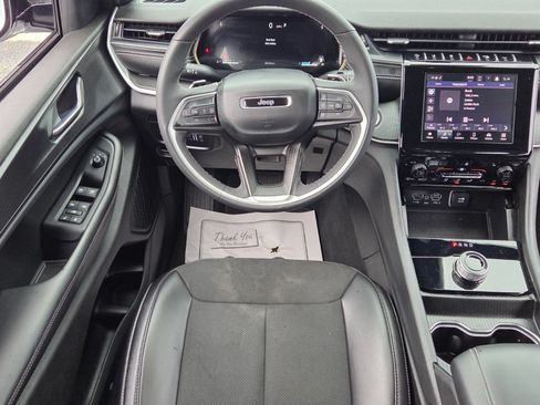 Used 2025 Jeep Grand Cherokee Altitude AWD/4WD image 7
