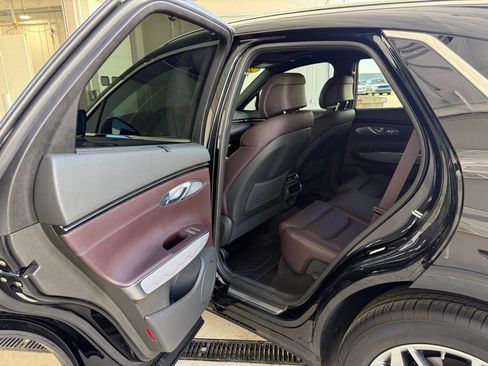 Used 2022 Genesis GV70 2.5T w/ Advanced Package image 18