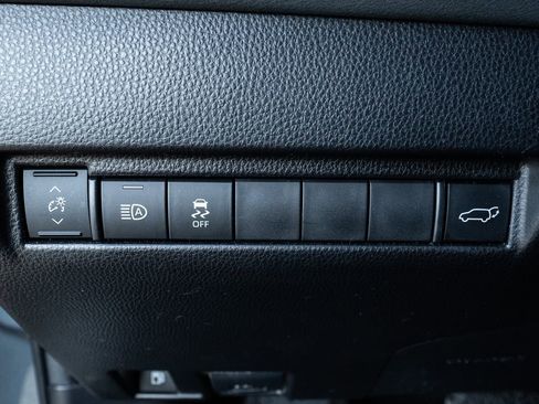 Used 2022 Toyota Venza LE image 22