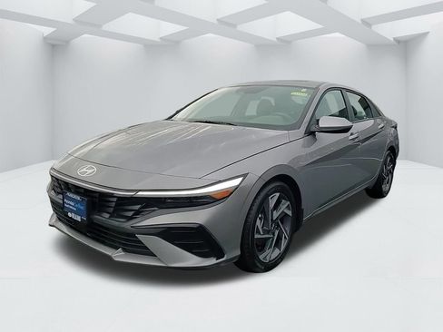 Certified 2025 Hyundai Elantra SEL image 9